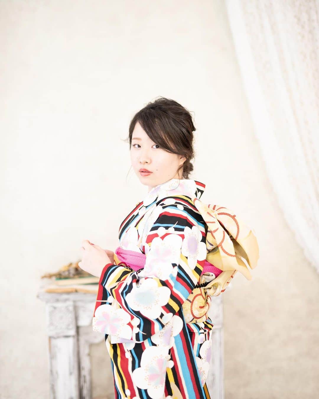 LE-PLA BEAUのインスタグラム：「*  今までも沢山のご来場ありがとうございます！ これからご予約をお考えの方へ  2/13㈯～3/14(日)まで ⚠️要予約です！  卒業袴の展示会もSTARTしています◎ 10/1～2/21 こちらも要予約制❁  ヘアメイクの相談もできます◎！ LINEにて事前カウンセリングがあるので安心！！ * * 振袖と小物一式のトータルコーディネートから お母様の振袖を使ったママ振コーディネートも 通常通り、承れます◎  ※また感染予防対策として、展示会は1組ずつのご案内を徹底しています。 スタッフ、お客様のマスクの着用 手指消毒を必ず行っております。 定期的な換気など、対策をしております。 * *  @photostudio_minmi  #豊橋着物 #衣装レンタル #振袖 #成人式 #成人式振袖 #成人式着物」