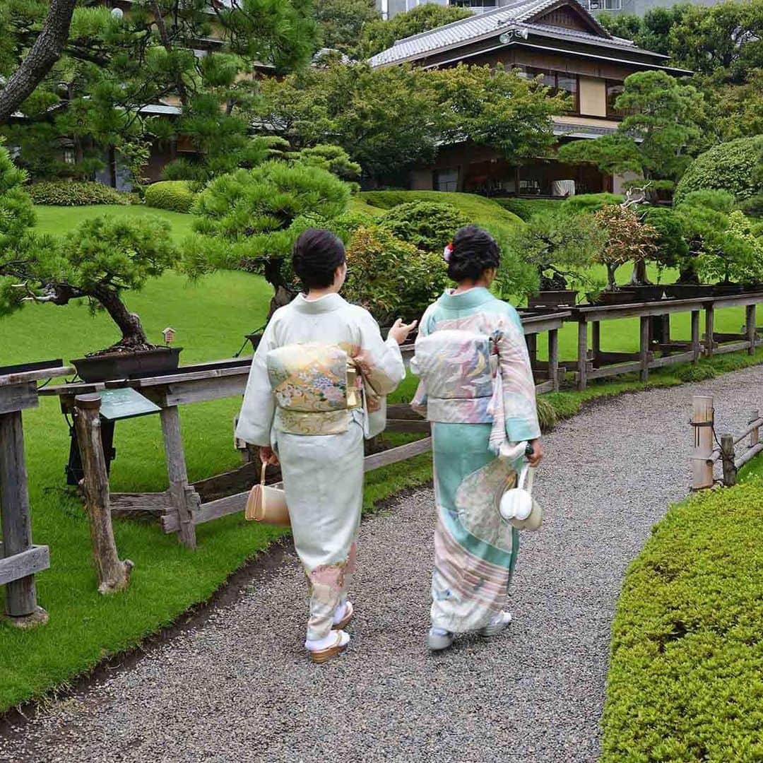 The Japan Timesさんのインスタグラム写真 - (The Japan TimesInstagram)「Many firstcomers to a Japanese stone garden might find its apparent barrenness and obdurate opposition to standards of conventional beauty baffling, questioning its right to call itself a garden at all. There are also "kaiyūshiki-teien," or stroll gardens. These emphasize "miegakure," or "hide-and-reveal" technique that lead visitors along a series of connected paths, opening on to carefully composed scenes. Essentially an organized, composed space, one that pays homage to nature, even if purely in the abstract, may be called a Japanese garden. Read more about the history Japanese gardens with the link in our bio. 📸 Stephen Mansfield . . . . . . #Japan #Tokyo #garden #gardens #japanesegarden #japantravel #travel #nature #design #flowers #日本 #東京 #旅行 #自然 #庭 #庭園 #花 #園 #公園 #🌳」2月16日 17時55分 - thejapantimes