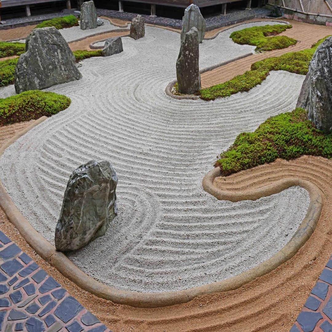 のインスタグラム：「Many firstcomers to a Japanese stone garden might find its apparent barrenness and obdurate opposition to standards of conventional beauty baffling, questioning its right to call itself a garden at all. There are also "kaiyūshiki-teien," or stroll gardens. These emphasize "miegakure," or "hide-and-reveal" technique that lead visitors along a series of connected paths, opening on to carefully composed scenes. Essentially an organized, composed space, one that pays homage to nature, even if purely in the abstract, may be called a Japanese garden. Read more about the history Japanese gardens with the link in our bio. 📸 Stephen Mansfield . . . . . . #Japan #Tokyo #garden #gardens #japanesegarden #japantravel #travel #nature #design #flowers #日本 #東京 #旅行 #自然 #庭 #庭園 #花 #園 #公園 #🌳」