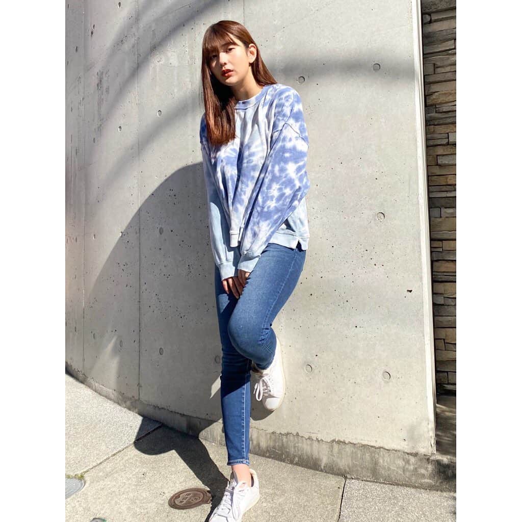 アメリカンイーグルのインスタグラム：「✨カラフルなトップスにジーンズを合わせたV Day OOTD✨ タイダイのカラフルなスウェットは、これからの春コーデにもマストハブアイテムになること間違いなし✌ 公式オンラインストアをチェック⇒ www.aeo.jp 公式LINEをフォローしてスペシャルオファーなど様々な情報をゲットしましょう！☺   #AExME #AEJeans #AE #americaneaglejp #アメリカンイーグル #AE2021SS」