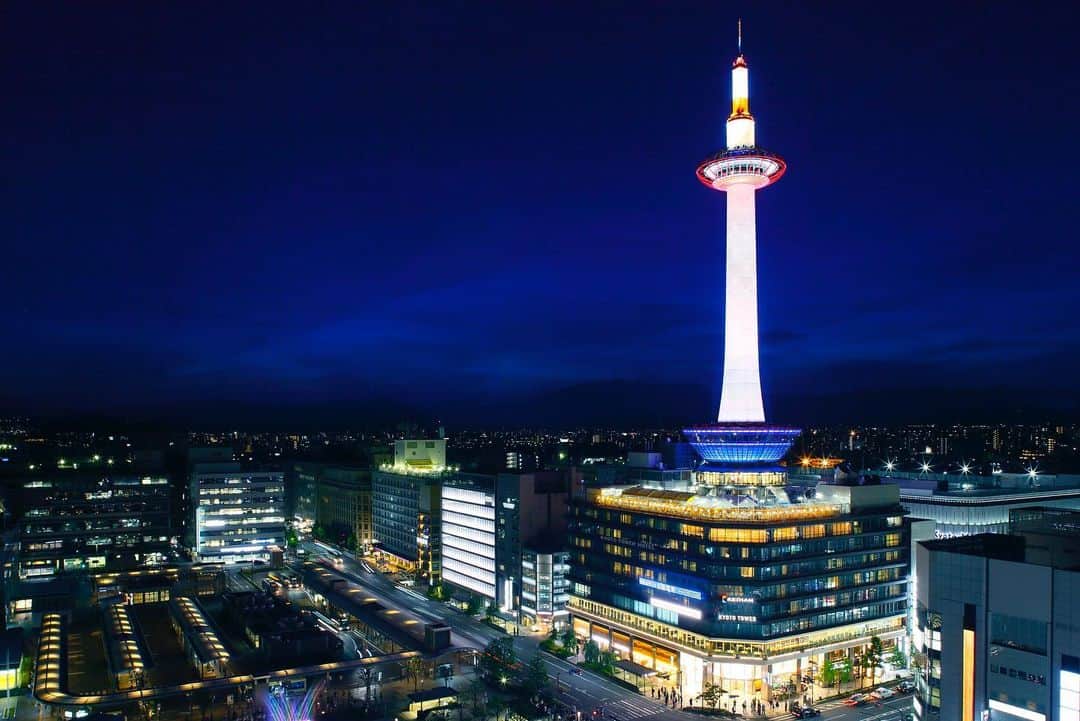 のインスタグラム：「*﻿ 【毎月16日 】DO YOU KYOTO？﻿ 塔体照明をライトダウン🌌﻿ ﻿ 本日、2月16日(火)はDO YOU KYOTO？デー(環境に良いことをする日)として、塔体照明をライトダウン(20:00～22:00)いたします！﻿ 　﻿ ※上記以外の日没～20:00/22:00～24:00は、ホワイト(通常色)にライトアップいたします。﻿ ﻿ 環境にいいことを、できることから始めませんか😊﻿ ﻿ DO YOU KYOTO？とは・・・・☘️﻿ 京都市では、京都議定書が発効した2005年2月16日にちなみ、毎月16日を「DO YOU KYOTO？デー」(環境に良いことをする日）としています。﻿ ﻿ 「DO YOU KYOTO？デー」には、京都市全域で、通勤などにマイカーを使用しない「ノーマイカーデー」、屋外照明などの消灯を呼びかける「ライトダウン」、市内のレストランなどでろうそくやランプの灯りでディナーを楽しむ「京灯ディナー」などの取り組みを市民や事業者の皆さまと一緒に実施しています。﻿」