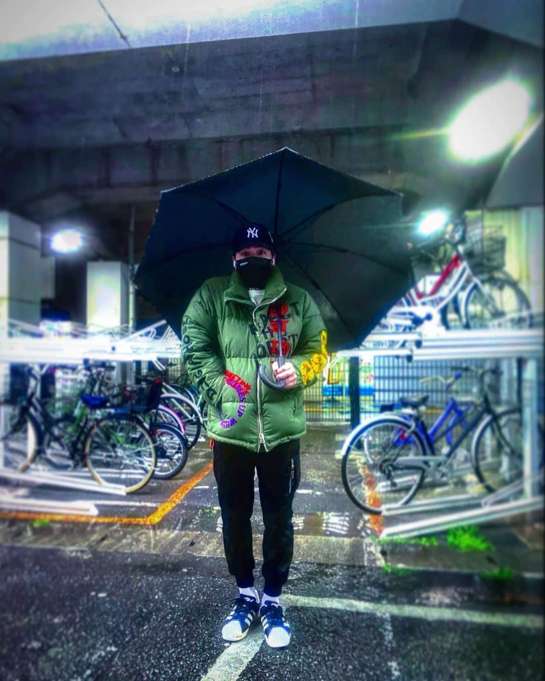 荒木駿平のインスタグラム：「🎨🎨🎨🎨🎨﻿ フィルターを少しいじるだけでこんなに変わるもんなんだ🤔🤔  ﻿ #肩上がってる　#写真で見ると右肩下がり　#実際は右肩上がり　#寒かったらしい　#歯医者帰りに #📸📸📸 #三枚目叫びみたいなフィルター　 ﻿ #昨日は #朝から雨降ってて　#傘さして家出た　#歯医者に傘置きっぱなしで帰ろうとした　#傘ないと思って慌ててコンビニで買った　#買った後に歯医者に置いてるの思い出して #歯医者に戻った　#傘二本で帰宅　#傘一本増えてラッキー　#🤞🏻❤️」