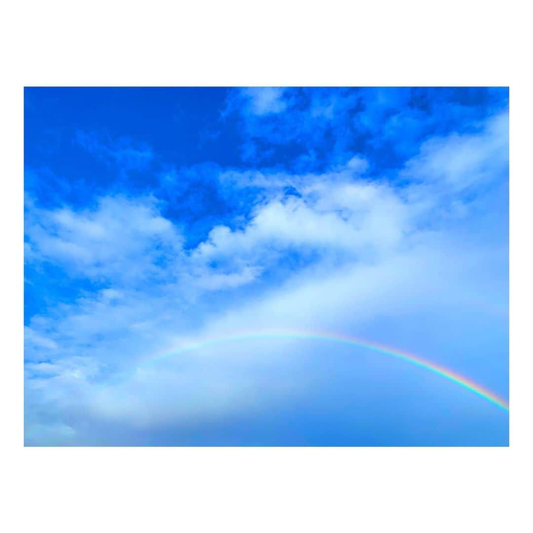 外岡えりかのインスタグラム：「. 昨日の虹。 空の向こうへ続く橋のようになっていました🌈✨ 昨日ダブルレインボーを見たからなのか今日は思わず踊り出したくなるくらいとっても良い日😆☀️ ♪ Somewhere over the rainbow〜💃」