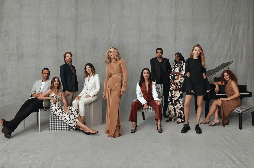 Victoria Leeのインスタグラム：「Also! Today marks the day we welcome some new faces to the @davidjonesstore family! Here’s to many more exciting moments in 2021 standing along side this talented and inspiring group of people! 🙌🏼🖤✨」
