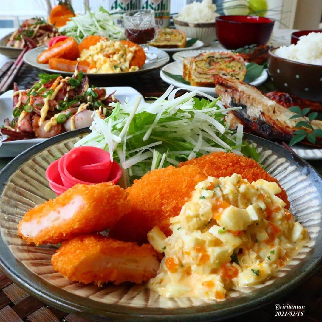 り～♬のインスタグラム：「こんばん火曜日•*¨*•.¸¸♬︎ ・ ・ 爆弾低気圧🌪が去ったと思ったら凄い強風〜💦 自転車置き場🚲ヤバそうだなと思ったら壊れた😱😱😱 ・ とりあえず直す気がない母でございますww 今夜は野晒しだね自転車🚲 ・ 夕ごはんは和食。 ✴︎海老とはんぺんのカツ 〜タルタルがけ〜 ✴︎イカとホタテのガリバタ炒め ✴︎いつもの厚焼き玉子 ✴︎赤魚の粕漬け焼き ✴︎ごはん＆豆腐となめことかき玉汁 ✴︎発泡酒🍺＆オレンジ🍊 ・  #おうちごはん#夕ごはん#うちごはん#家族ごはん#料理#料理写真#手料理#献立#美味しい#うつわ好き#器#暮らし#食卓#おうちカフェ#食いしん坊#フーディテーブル#japanesefood#yummy#日々#日々の暮らし#dinner#delicious#foodpics#和食#タルタルソース #爆弾低気圧被害」