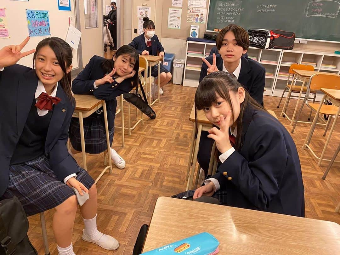 【公式】青のSP(スクールポリス)ー学校内警察・嶋田隆平ーさんのインスタグラム写真 - (【公式】青のSP(スクールポリス)ー学校内警察・嶋田隆平ーInstagram)「オフショット大サービスDAY❗️  めずらしいブレザー姿  #宮世琉弥 #田畑志真 #唯藤絵舞 #宮原和  #鈴木梨央 #田中奏生 #小野瀬悠太  #米倉れいあ #長島令玖 #筧 かな  #四ノ宮樹美 #和氣マヤ #小畑仁乃  #中川翼 #吉柳咲良  みんなブレザーも似合ってます #回想シーンとかでしか出てこないから #レアですよ #今夜９時は第６話  #青のスクールポリス #青のSP」2月16日 17時54分 - bluesp.tue21