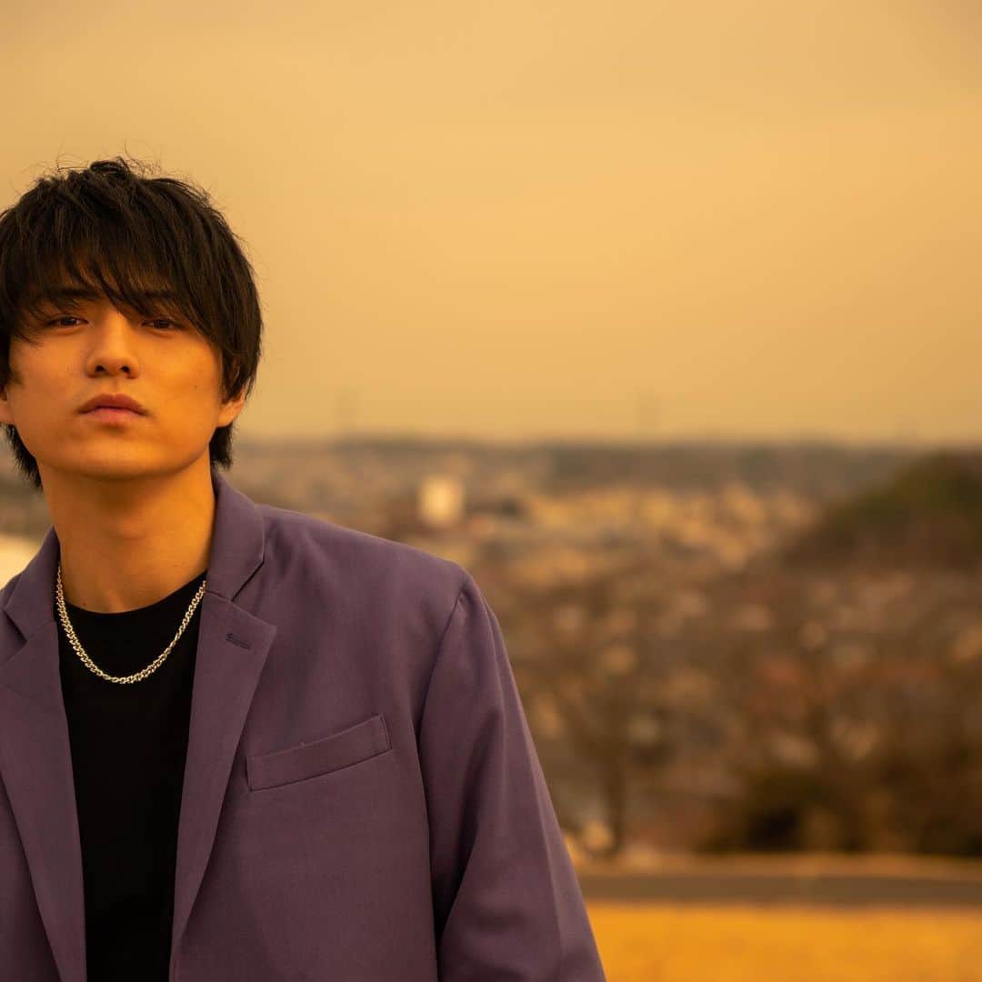 のインスタグラム：「あんまり着ない色🟣  #ファッション  #ジャケットコーデ #セットアップ #一眼レフ #カメラ」
