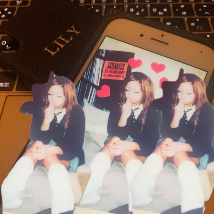 LiLyのインスタグラム：「本日入稿🖋💭 「年下の女の子たちに、 39歳の今だからこそ できる本気アドバイス」  愛を込めて ホンネ一本勝負で 書きました🖋 ホンネって ほんとうに勇気いる。  担当様が デスクにて フィレオフィッシュ 片手に涙目になって くださったそうで..  ご期待ください🌹  雑誌発売されたら また告知します🌹  #mywork #10代20代30代  ちなみに写真は、 9歳の娘が 教えてくれた ダブラせコラージュ ▶︎ #10代のわたし」