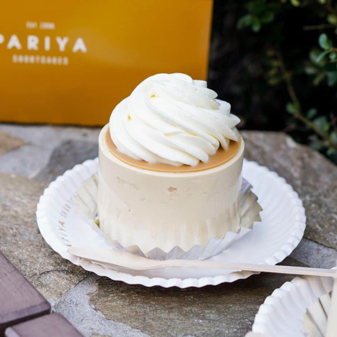のインスタグラム：「﻿ 【 PARIYA／パリヤ 】﻿ ﻿ PARIYAの新作(2/15〜)ケーキを早速✧*﻿ ﻿ ■ブロンドチョコレートショートケーキ／940円(税別)﻿ 　※期間限定／数量限定﻿ ﻿ はじめましてのブロンドチョコレート🍫！﻿ いつもよりぽってり重めのクリームで﻿ キャラメルを合わせたような香ばしい風味がしました♩♩﻿ ﻿ クリームの中には抹茶のスポンジと﻿ キャラメリゼされたくるみが入っていて﻿ 味も食感も楽しめます🧸﻿ 何よりアイボリーみたいな色味がかわいい❤︎❤︎﻿ ﻿ ﻿ ୨୧･･･････････････････････････････୨୧﻿ ﻿ PARIYA 各店舗で販売﻿ 詳しくは、 @pariya_official ﻿ ﻿ ୨୧･･･････････････････････････････୨୧﻿ ﻿ ﻿ ﻿ #ショートケーキ #東京グルメ #カフェ巡り  #カフェ #東京カフェ #スイーツ #おやつ #カフェスタグラム  #甘党 #スイーツ部  #日本橋 #日本橋カフェ #ケーキ #パリヤ #pariya #pariya青山 #表参道カフェ #表参道 #横浜カフェ #instacafe #teatime #tokyocafe #cafestagram #yvanvalentin #chocolate #chocolatecake」