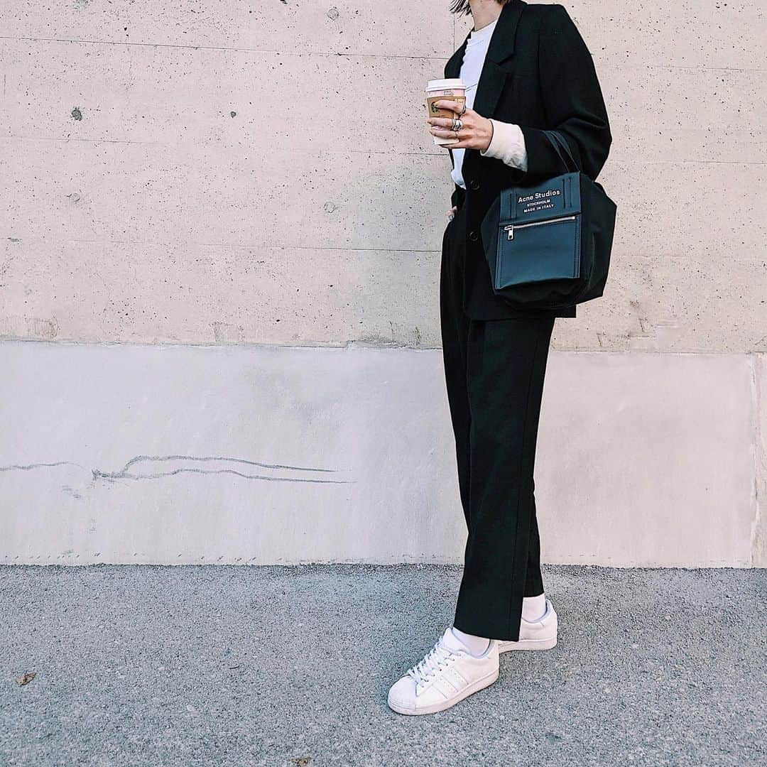 maai0528のインスタグラム：「〻👩🏻‍🦱🐕‍🦺🥐☕️ simple‥🕯 セットアップが着たい気分でーした。 ． ．  #fashion  #acnestudios  #unemansion  #teampixel #baroque_pixel #pixelで撮影」