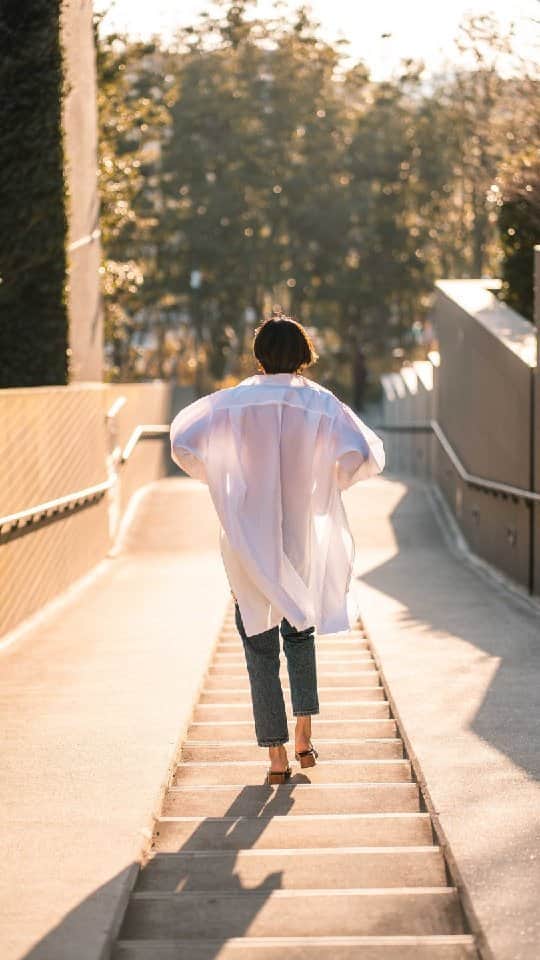 平アスカのインスタグラム：「少しずつ暖かくなってきてるので 薄手の羽織りとしてもさっと着れる @lildor_official の新作。 . なりたい身体を想像しながらHappyなきもちでWORKOUTに出かけよう♪ . "1年後の想像" ビッグシャツワンピース . . 2/19（金）21:00〜販売スタート。 20:30〜インスタLIVE配信です。 . 販売情報はLINEから🌿 プロフィールのLiLDOR公式LINE@からご追加できます。 . #lildor #リルダール #ワークアウト #ワークアウトに出かけるドレス #workout #training #yoga #dress #teshioni #トワル」