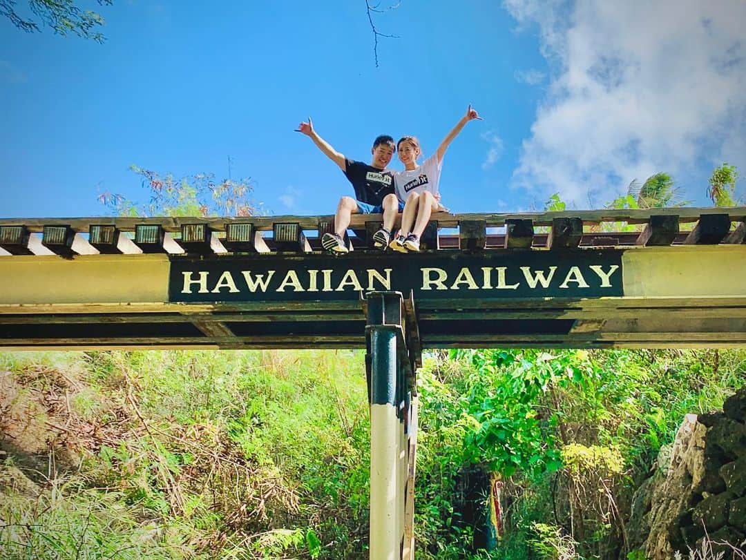 kawaiihawaiitourのインスタグラム：「ハワイの西側にあるHawaiian Railway の線路の上の桟橋です！とってインスタ映えスポットです！早く日本の皆さんにもハワイへ来てもらいたいです✨カワイイ・ハワイ・ツアーでは、お客様が行きたいところを自由に選んでもらって好きなようにツアーが回れます‼️ 本日は、ハワイは、37人のコロナの感染者が出ました。 --------------------------------------------------------- ❤️Kawaii Hawai'i Tour / カワイイ・ハワイ・ツアー ❤️✨🌈プラン🌈✨ (ハワイ州政府公認会社 PUC 497-C) ✔︎日本人経営 日本人ガイド付きツアーなので安心️🏝✨😎👍🏽 ✔︎あなただけのオリジナルツアーが作れます ✔︎初ハワイ満喫コース、オススメスケジュールご用意しています‼︎ ✔︎ガイドブック派？それともローカル体験派？ ✔︎なんでもご相談下さい 💁🏽‍♂️💁🏽☀️🏝✨😎👍🏽 ✔︎お写真もたくさんお撮りします🤳 ------------------------------------------------------ お客様の笑顔が私達の笑顔をモットーにツアーをさせてもらっています🚙🚖🚘 --------------------------------------------------------  #ハワイ #hawaii #ハワイ挙式 #アウラニディズニー #コロナ　#ファインダー越しの私の世界 #カカアコ #ハワイ好き #ラニカイビーチ #天国の海 #ハワイ行きたい #ハワイツアー #オアフ島　#ホノルル #ハワイチャーターツアー  #ハワイ旅行  #ハワイ女子旅  #ハレイワ 　#フォトジェニック #ハワイ好きな人と繋がりたい #ハワイコロナ　#インスタ映え　  #ハワイ観光 #カイルア  #ハワイ生活　#ハワイ留学　  #オアフ島 #hawaiianrailway #この木なんの木 　#卒業旅行 #ワイキキ　#ハワイ旅行」