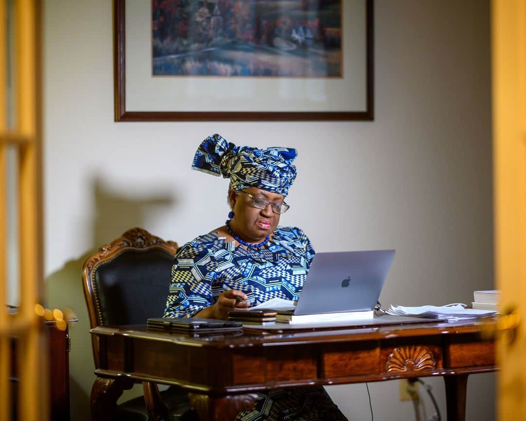 ルモンドのインスタグラム：「Première femme, et première dirigeante originaire d’Afrique, à prendre les rênes de l’Organisation mondiale du commerce (OMC) depuis sa création, en 1995, Ngozi Okonjo-Iweala a obtenu le consensus des 164 pays membres, grâce au ralliement du président des Etats-Unis, Joe Biden. Son prédécesseur, Donald Trump, s’opposait à cette nomination, laissant l’OMC sans dirigeant depuis la démission du Brésilien Roberto Azevêdo, en août 2020.⁣ ⁣ L’OMC doit être « forte » et « plus agile » pour relancer l’économie mondiale et « surmonter les ravages » causés par la pandémie de Covid-19. Aussitôt désignée, la Nigériane Ngozi Okonjo-Iweala a affiché ses priorités et insisté sur le rôle que doit jouer l’institution à Genève dans la lutte contre la crise sanitaire et économique mondiale.⁣ ⁣ La Présidente de l'Organisation mondiale du commerce Ngozi Okonjo-Iweala prend la parole lors d'une interview à Potomac, Maryland, le 15 février.⁣ Photo : Joshua Roberts @jprpix / @reuters⁣ ⁣ ⁣ #WTO #Africa」