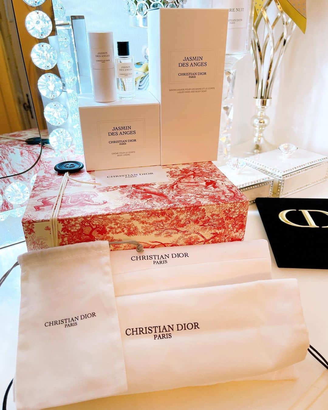 CHIKAさんのインスタグラム写真 - (CHIKAInstagram)「. 🎁❤️😭🙏❣️  risaさんありがとうございます😭❤️  #Dior #gift #ハンドソープ #ボディソープ #ボディクリーム #ジャスミンの香り」2月16日 18時00分 - chika72714