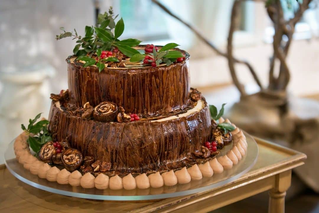 のインスタグラム：「@barn_and_forest148 ・ ・ Stump cake*  #100年後も語り継がれる結婚式 #barnandforest148 #barnwedding #148cafe #バーンアンドフォレスト148 #バーンアンドフォレスト #148花嫁 #barnweddings #rusticwedding #naturalwedding #bohowedding #gardenwedding #weddingdress #wedding #barn #gracefulbrides #千葉結婚式場 #千葉結婚式 #結婚式場 #プレ花嫁 #卒花嫁 #千葉花嫁 #流山おおたかの森 #ラスティックウェディング #ナチュラルウェディング #ガーデンウェディング #ガーデン挙式 #オリジナルウェディング  #バーンウェディング  #ウェディングケーキ」