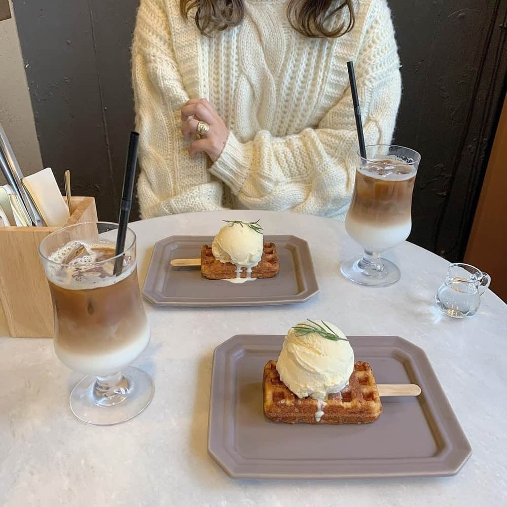 RiLiさんのインスタグラム写真 - (RiLiInstagram)「大人気ワッフルバー【kyocafe chacha】🧇⁣ ......⁣ 京都で大人気な【kyocafe chacha（京カフェ チャチャ）】って知ってる🤔❔サックサクのワッフルが大人気なんだって💕⁣ 大きなアイスがのったワッフルバーは、お店のリニューアルと共にデビューした最新メニューなんだって🍨ワッフルバーだから食べ歩きにもピッタリで、カリッとしたワッフルとアイスの相性は抜群👍💯⁣ いまはCROSS Burger&Beer/Coffeeで間借り営業中みたい👱‍♀️♡ワッフルの提供は15時からだから気を付けてね🎶⁣ .⁣ ※注意※⁣⁣ 外出の際はマスクの着用、人との距離を保つなどの感染対策を心がけ⁣帰宅時はしっかり手洗い・うがいを行いましょう！⁣⁣ またご紹介した店舗の営業時間等が⁣変更されている場合がございます。ご注意ください。⁣ ❣❣❣❣❣⁣ サイトやSNSで掲載させていただくお写真募集中😘📸⁣ かわいいコーデやアイテム、注目スポットなどが撮れたら、ハッシュタグ→#rili_tokyo  を付けて投稿❗⁣ ．⁣ Special Thanks💋 Photo by⁣ @_hechon787⁣ @ca___fe___00⁣ @a_s_r.1222⁣ @osm_anthts⁣ @mnm__cafe⁣ @epuxq⁣ @_70c6f5⁣ @serika.19⁣ @___.00azu⁣ .⁣ #kyocafe chacha #京カフェ チャチャ #京都カフェ #ワッフルバー #食べ歩き #カフェ巡り #カフェ活 #rili_tokyo #おしゃれさんと繋がりたい #お洒落さんと繋がりたい #ファッション #패션스타그램 #ootd #outfit」2月16日 18時00分 - rili.tokyo