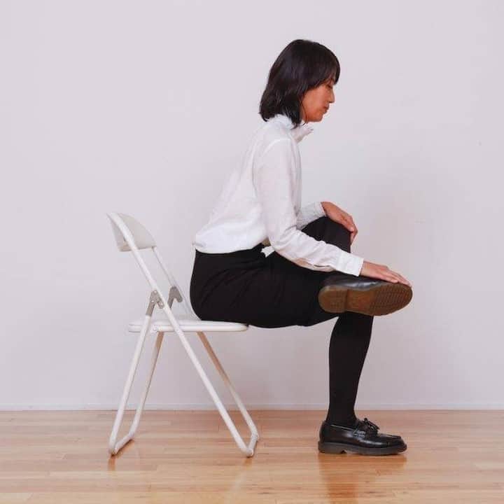 YOLOさんのインスタグラム写真 - (YOLOInstagram)「. 長時間、座りっぱなしのオフィスワークで出てくる悩みと言えば、下半身のだるさやむくみ💦 すきま時間で出来る、下半身の不調を軽くするストレッチをご紹介🌟  1️⃣イスに浅めに座り、しっかりと腰を立て、下腹部に力を入れる 2️⃣右足を伸ばし、つま先を立てます。ゆっくりと右足に体重をかけてストレッチ。反対の足も同様に行う 3️⃣姿勢を戻し、左足を右足に乗せる 4️⃣少し前傾姿勢で足のつけ根に体重を乗せながら、お尻をほぐす。左手で左ヒザを軽く下に押していくと、より刺激が深まる。反対の足も同様に行う  Model & Supervisor：村上華子  #下半身痩せ #ストレッチ #ながらダイエット #むくみ解消 #むくみ改善 #冷え性改善 #デスクワークの方にオススメ #すきま時間を有効に」2月16日 18時00分 - yolo.style_japan
