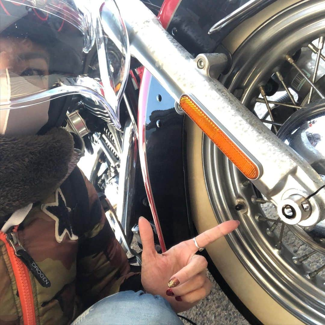 真矢さんのインスタグラム写真 - (真矢Instagram)「・ ・ 今日はお天気も最高🌞  My  honey🏍❤️でプラっと松原市にあるKOODさんへ行ってきましたよ😘  私のデラックスちゃんにKOODのアクスルシャフトをONしてもらいました🤩‼️✨  純正シャフトはだーいぶサビてましたね😅  超HEAVY級のハーレーの取り回しがスムーズになったのと、 アクセルオフした際の転がり抵抗が劇的に変わりましたね😳✨‼️  右左折も軽い‼️ ブレーキ時のハンドリングも安定感がありました😳✨  私はジャーナリストでも何でもないので、上手く表現できませんが、敏感な方ならもっと体感できると思います🤩  乗り味重視な方、取り回しが苦手な女性などに是非試して欲しいな😆‼️✨  これで私の苦手なワインディング、峠も楽になるかも🤩✨  ✴︎ ✴︎ #harleydavidson #softaildeluxe #ハーレーダビッドソン #ソフテイルデラックス #flstn  #kood #アクスルシャフト #クロモリ」2月16日 18時01分 - smile_mayaya