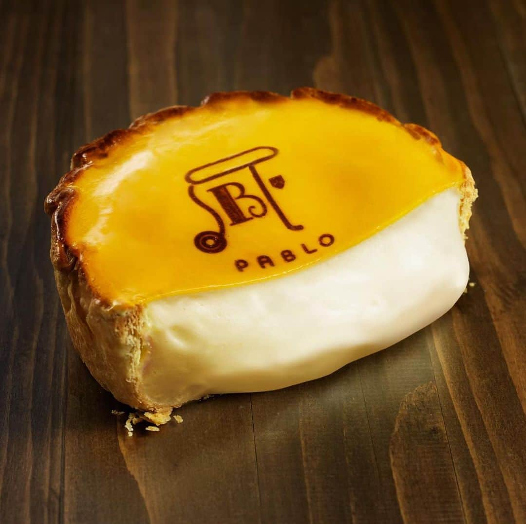 焼きたてチーズタルト専門店PABLO パブロさんのインスタグラム写真 - (焼きたてチーズタルト専門店PABLO パブロInstagram)「パブロ自慢のとろけるスイーツをお楽しみください💓 【#パブロチーズタルト 】 ⠀ サクサクのタルト生地にアプリコットジャムをたっぷりと重ねた、絶妙なふわとろ食感✨ PABLOの工房でひとつひとつ丁寧に焼き上げた、深みのある味わいが魅力のチーズタルトです♪ ⠀ チーズタルト専門店のPABLOが自信をもってお届けする看板商品を、ぜひお召し上がりください💕 ⠀ #PABLO #PABLOmini #パブロ #パブロミニ #チーズタルト専門店 #チーズタルト #cheesetart #cheesedessert #スイーツ巡り #スイーツ部 #カフェ巡り #3時のおやつ #おやつの時間 #おやつタイム #おうちカフェ #おうちスイーツ #家カフェ #チーズ好き #チーズケーキ #手土産 #とろける #とろけるスイーツ」2月16日 18時01分 - pablo_cheese_tart