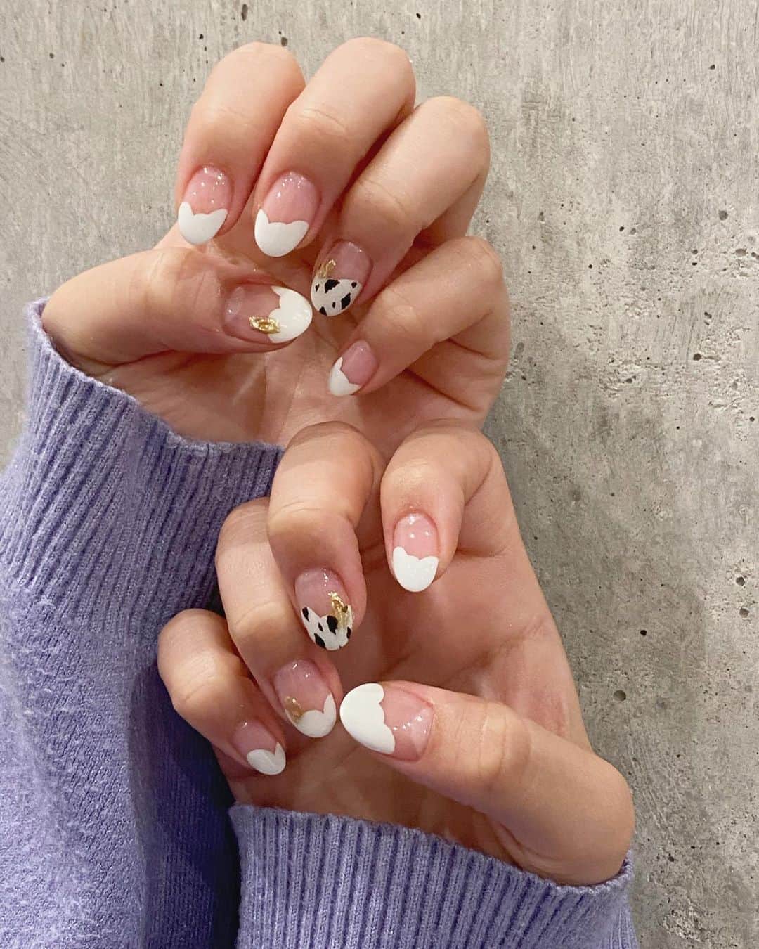 acaneのインスタグラム：「・ new nail💅🏻  #変形フレンチ に #牛柄 🐮🖤🤍 ゴールドもちょこんって のせてもらった🐮🖤  #フレンチネイル は 少し大人っぽすぎるかなーて思って 変形フレンチにしたよ✌🏼✔︎  かわいいねえええ🤤 @chipieee_ebisu さん ありがとうございました😌💐  #acanail」