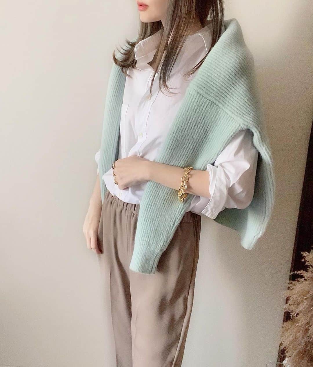 *✭ᏋണᎥ✭*のインスタグラム：「ㅤㅤㅤㅤㅤㅤㅤㅤ ㅤㅤㅤㅤㅤㅤㅤㅤ 電話というものがとても苦手な私が 最近テレビ電話というものを習得し←😂 ㅤㅤㅤㅤㅤㅤㅤㅤ 昨日久しぶりに前職場の方と お話しして、とっても癒された☺︎ ㅤㅤㅤㅤㅤㅤㅤㅤ 同僚で友達で姉で時々お母さん😂❤️ 1人何役もしてくれる彼女がとてもすき♥ ㅤㅤㅤㅤㅤㅤㅤㅤ …いいね、テレビ電話😂💓 ㅤㅤㅤㅤㅤㅤㅤㅤ #166cmコーデ#166cm#シンプルコーデ#大人カジュアル#ドゥーズィエムクラス#白シャツコーデ#deuxiemeclasse #musededeuxiemeclasse #dholic#dholicsnap#春コーデ#partegram#locari #パンツコーデ#chiekoplus」