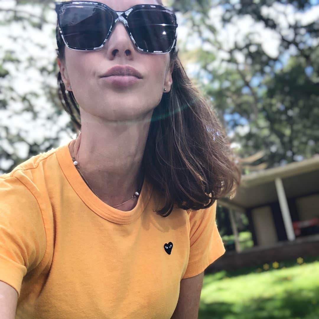 エミリー・スコットのインスタグラム：「You’re just like sunlight 💛🧳⚡️⚡️@quayaustralia #findyourquays be」