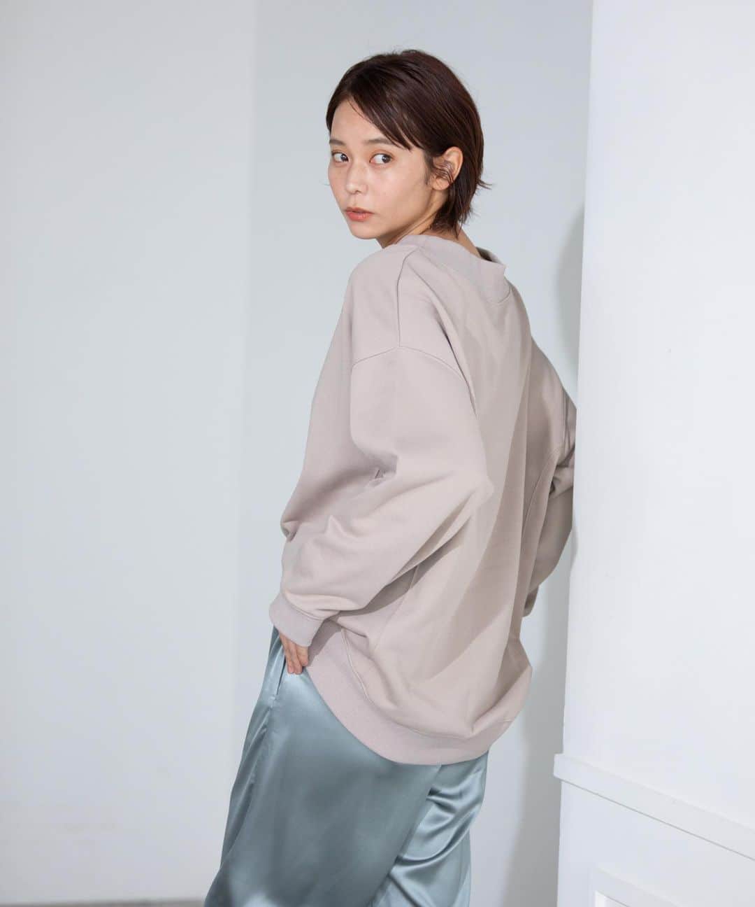 のインスタグラム：「.  New Arrival  ✔️ さっと羽織るだけでこなれ感のあるスタイリングになるトレンチコート。 さらりと軽やかな生地を使用し、堅苦しくないラフな着こなしができるアイテム。 バックスタイルを程よくボリューミーに仕上げワイド感があり、女性らしい雰囲気に。  ✔️ クルーネックデザインでデコルテの抜け感も程よく、女性らしいラフさをかもし出す裾のラウンドシルエットがポイント。 ほどよい袖のボリューム感や華奢見えのドロップショルダーなど、こだわりポイント満載。  ✔️ ルーズなシルエットに仕上げたサテンイージーパンツ。 なめらかで派手になりすぎない、上品なツヤ感が◎ 裾はサイドスリット入りで、程よい抜け感のあるデザイン。  ✔️ さっと気兼ねなく履ける、ローファータイプのスリッポン。 スクエアトゥとトップのモチーフがアクセントになり、足元からおしゃれを演出します。  .」