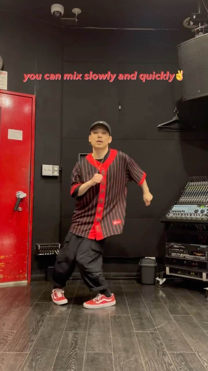 SHUHOのインスタグラム：「heel&toe (2 step)👣👣👣🇯🇲  #housedance #dancetutorial #streetdance #dancelesson #dance #footwork #dancesteps #hiphopdance #housemusic #ダンス動画」