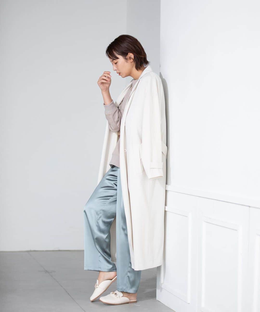 のインスタグラム：「.  New Arrival  ✔️ さっと羽織るだけでこなれ感のあるスタイリングになるトレンチコート。 さらりと軽やかな生地を使用し、堅苦しくないラフな着こなしができるアイテム。 バックスタイルを程よくボリューミーに仕上げワイド感があり、女性らしい雰囲気に。  ✔️ クルーネックデザインでデコルテの抜け感も程よく、女性らしいラフさをかもし出す裾のラウンドシルエットがポイント。 ほどよい袖のボリューム感や華奢見えのドロップショルダーなど、こだわりポイント満載。  ✔️ ルーズなシルエットに仕上げたサテンイージーパンツ。 なめらかで派手になりすぎない、上品なツヤ感が◎ 裾はサイドスリット入りで、程よい抜け感のあるデザイン。  ✔️ さっと気兼ねなく履ける、ローファータイプのスリッポン。 スクエアトゥとトップのモチーフがアクセントになり、足元からおしゃれを演出します。  .」