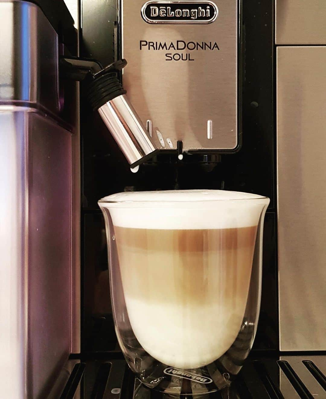 De'Longhi Sverigeさんのインスタグラム写真 - (De'Longhi SverigeInstagram)「Primadonna Soul är det självklara valet av kaffemaskin för dig som inte vill lägga så mycket tid och ansträngning på tillagningen av kaffet. Allt du behöver göra är att välja vilken av de aromatiska färska bönorna du vill ha, fylla behållaren för kaffebönor och vattentanken och sen trycka på knappen ☕️📸 @gastromanddk #delonghi #seriousaboutcoffee #kaffekärlek #coffeelove」2月16日 18時13分 - delonghisverige