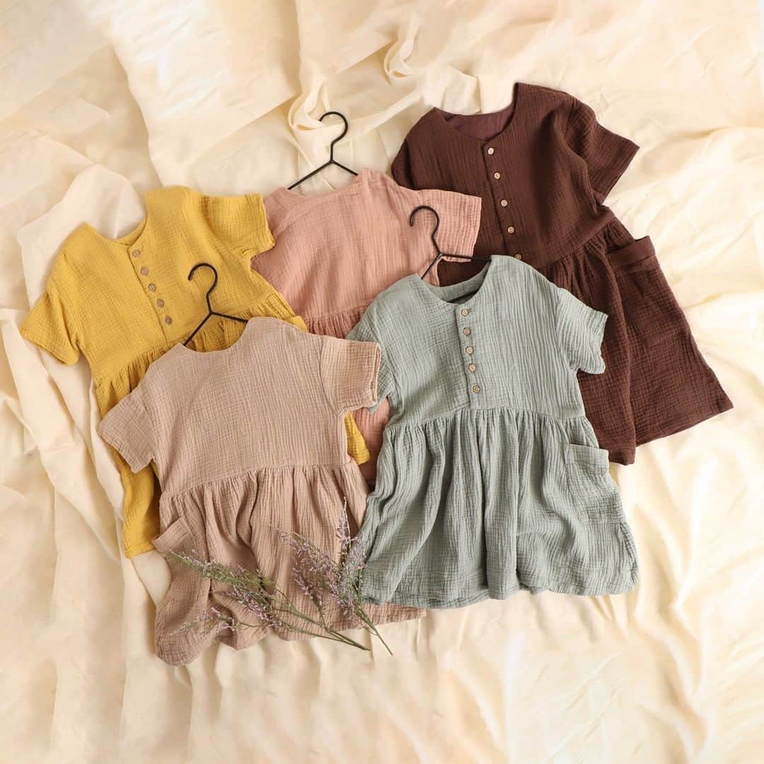 エフオーオンラインストア 子供服さんのインスタグラム写真 - (エフオーオンラインストア 子供服Instagram)「【apres les cours】WEB限定ダブルガーゼITEM  柔らかくて肌触りの良い、綿100%のWガーゼ素材のアイテムでリラックスコーデ＊  ワンピースは前後どちらを前にしても着られる2WAYデザイン。 1サイズ大きめでもゆるっと可愛く着られます。 お値段1,800円+税とプチプラなのも嬉しい☆ ブルマパンツは丈が少し長め。100cmまでご用意していますので、キッズにもおすすめです♪  ▼前後2WAYダブルガーゼワンピース【WEB限定】 ￥1,800+tax 　color:beige,dark brown,mint,pink,yellow 　size:70～140cm  ▼ブルマパンツ【WEB限定】 ￥1,800+tax 　color:beige,dark brown,mint,pink 　size:60～100cm  @apres__official   #foonline #apreslescours #アプレレクール #子供服 #こどもふく #ベビー服 #キッズコーデ #女の子 #男の子 #女の子コーデ #男の子コーデ #娘コーデ #むすこーで #女の子ママ #男の子ママ」2月16日 18時14分 - foonline