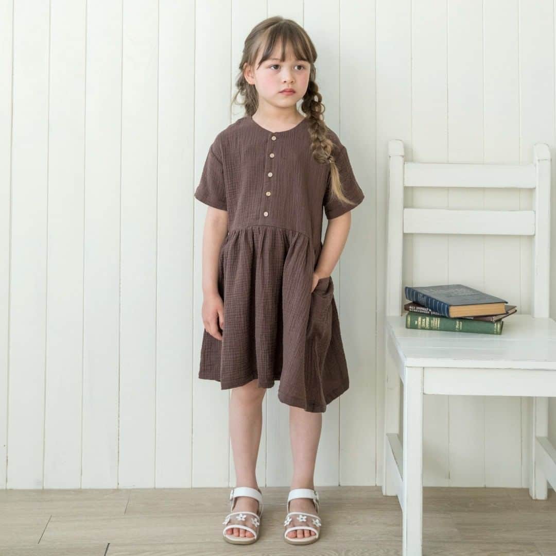 エフオーオンラインストア 子供服さんのインスタグラム写真 - (エフオーオンラインストア 子供服Instagram)「【apres les cours】WEB限定ダブルガーゼITEM  柔らかくて肌触りの良い、綿100%のWガーゼ素材のアイテムでリラックスコーデ＊  ワンピースは前後どちらを前にしても着られる2WAYデザイン。 1サイズ大きめでもゆるっと可愛く着られます。 お値段1,800円+税とプチプラなのも嬉しい☆ ブルマパンツは丈が少し長め。100cmまでご用意していますので、キッズにもおすすめです♪  ▼前後2WAYダブルガーゼワンピース【WEB限定】 ￥1,800+tax 　color:beige,dark brown,mint,pink,yellow 　size:70～140cm  ▼ブルマパンツ【WEB限定】 ￥1,800+tax 　color:beige,dark brown,mint,pink 　size:60～100cm  @apres__official   #foonline #apreslescours #アプレレクール #子供服 #こどもふく #ベビー服 #キッズコーデ #女の子 #男の子 #女の子コーデ #男の子コーデ #娘コーデ #むすこーで #女の子ママ #男の子ママ」2月16日 18時14分 - foonline