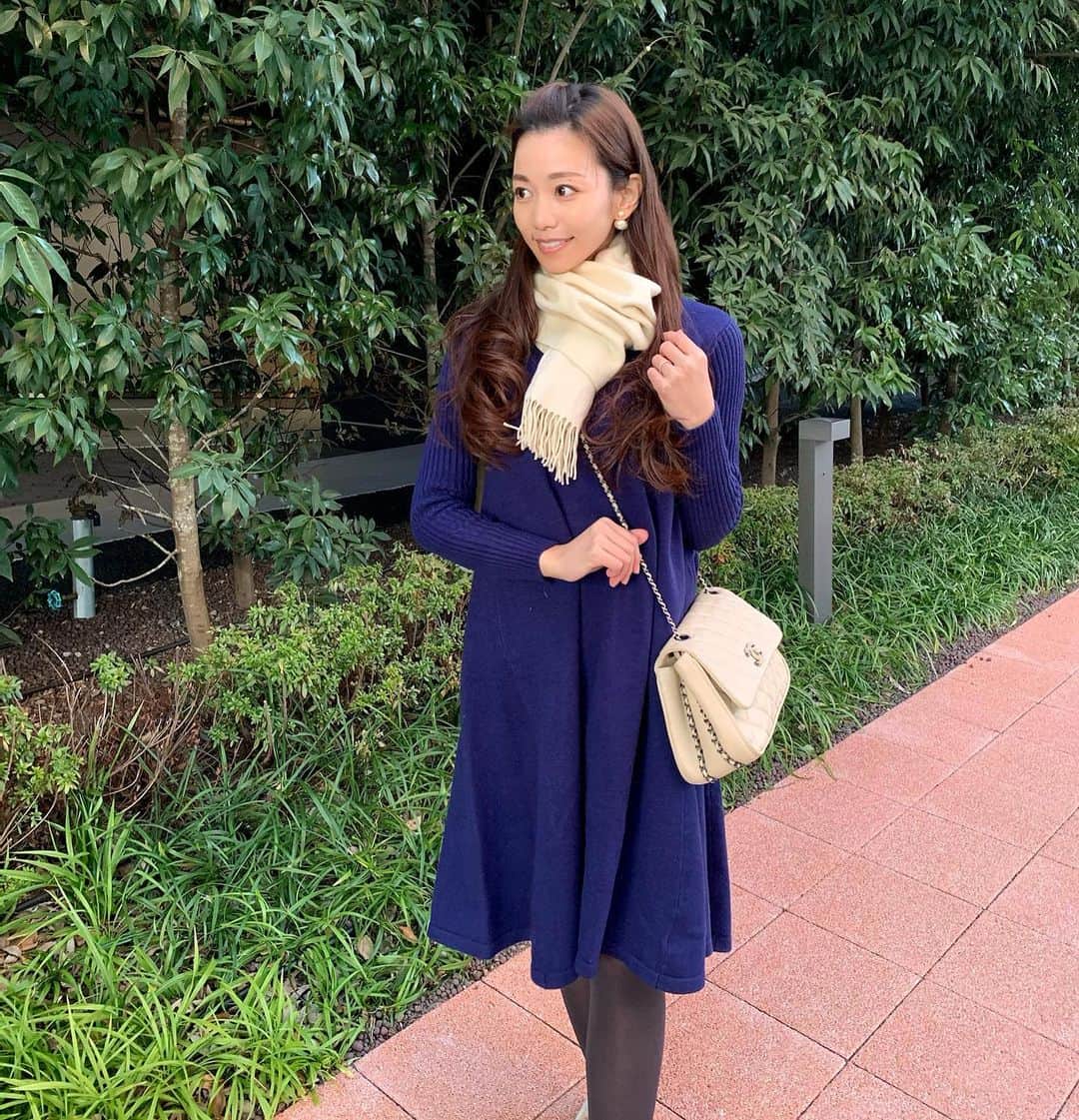 福山唯のインスタグラム：「今日もまたポカポカ☺️ . . ブルーのワンピースは　@unik_2018 💙 綺麗なAラインで、裾がヒラヒラっとしてお気に入り♫ . . #coordinate #onepiece #blue #longhair #コーディネート  #ワンピース　#ワンピースコーデ　#ロングヘア　💙」