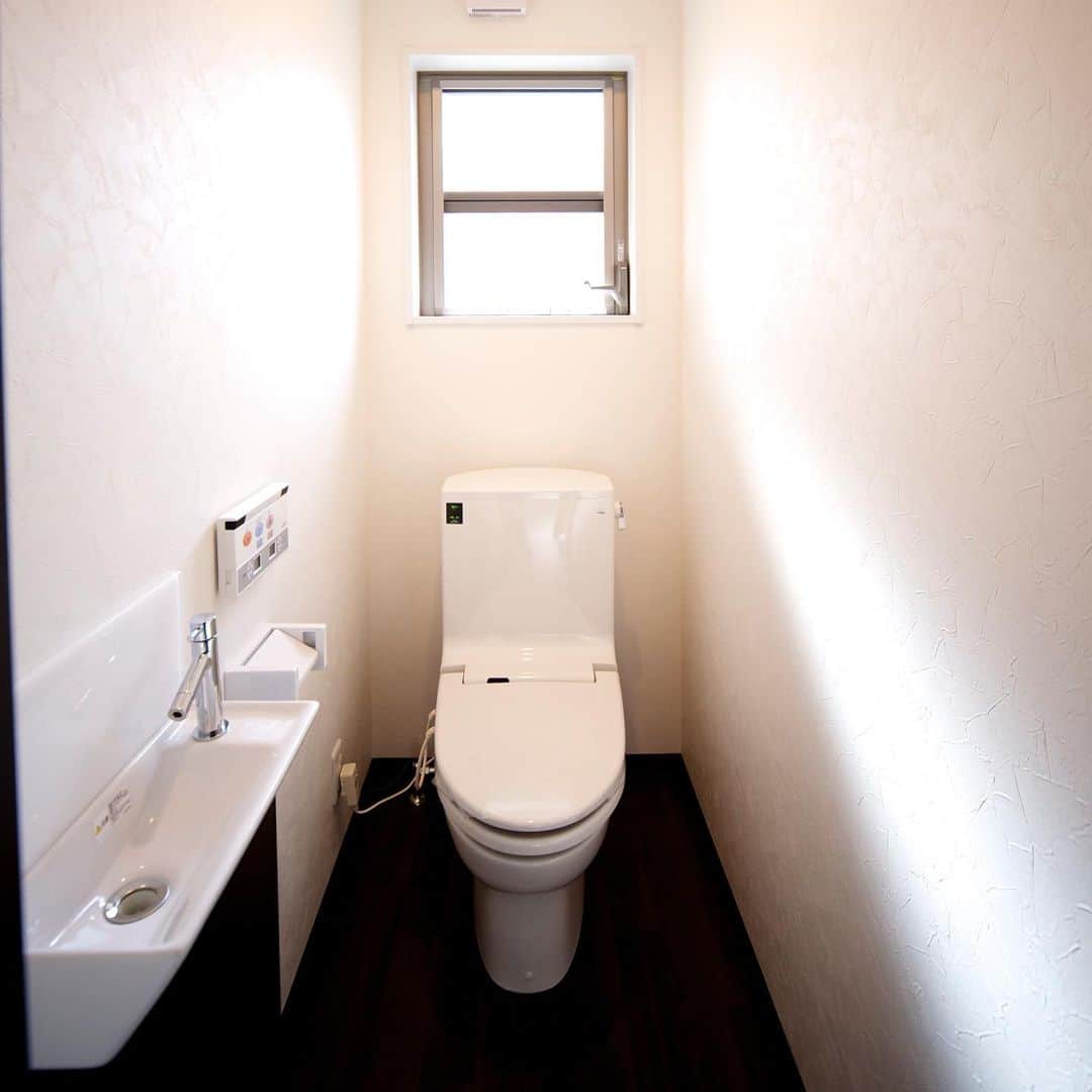 Cozy Homeさんのインスタグラム写真 - (Cozy HomeInstagram)「． 白×ダークブラウンの上品な玄関。   落ち着いた雰囲気の素敵な空間です✨   洗面室やトイレもこの組み合わせで♪ ．   ＝＝＝＝＝＝＝＝＝＝＝＝＝＝＝＝＝＝＝＝＝＝ 資料請求はコチラ →@cozyhome.wakayama2 ＝＝＝＝＝＝＝＝＝＝＝＝＝＝＝＝＝＝＝＝＝＝＝ 施工写真やイベント情報はプロフィールへ →@cozyhome.wakayama ＝＝＝＝＝＝＝＝＝＝＝＝＝＝＝＝＝＝＝＝＝＝＝ ＊   #玄関ホール #素敵な玄関 #洗面室 #おしゃれなトイレ #落ち着いた空間 #コージーホームの家 #注文住宅 #cozyhome #新築#home #インテリア #工務店 #暮らし #マイホーム #コージーホーム #注文住宅和歌山 #和歌山市 #interior #家づくり #住宅 #instahouse #マイホーム計画 #施工写真 #見学会 #おしゃれな家 #暮らしを楽しむ家づくり」2月16日 18時15分 - cozyhome.wakayama