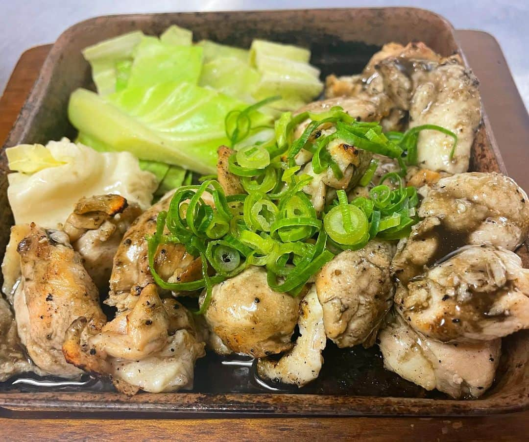 ゆずの小町京橋店のインスタグラム：「. ゆず香る#鶏とろ の炭火焼き風です🐓 あつあつの鉄板でご提供させていただきます☺️✌🏻  #海鮮 #鮮魚 #ゆず #柚 #ユズ #お肉 #おにく #肉 #魚 #さかな #創作和食 #個室居酒屋 #食テロ #飯テロ #美味しい #京橋ディナー #居酒屋 #居酒屋巡り #居酒屋グルメ #居酒屋好き #居酒屋好きな人と繋がりたい #飲み放題 #osaka #大阪 #京橋 #京橋グルメ #京橋居酒屋 #京橋飲み #ゆずの小町」