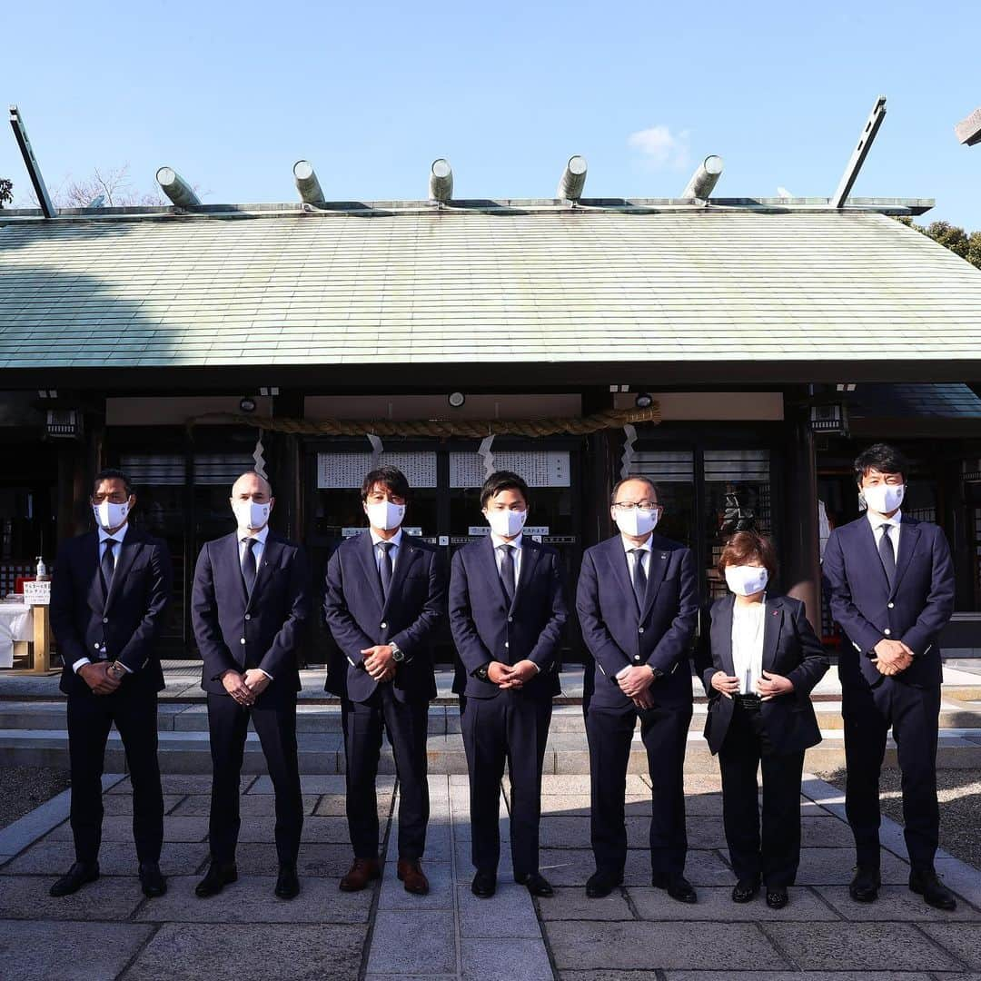 ヴィッセル神戸さんのインスタグラム写真 - (ヴィッセル神戸Instagram)「和田神社にて必勝祈願を行いました！⛩ 選手を代表してキャプテンのイニエスタ選手、副キャプテンの山口選手が参列。 今シーズンの目標を書いた絵馬をプレミアムクルー会員の皆さんの絵馬とともに奉納しました🙏  #vissel #visselkobe #ヴィッセル #ヴィッセル神戸 #Kobe #神戸 #WeAreKobe #KobeForeverForward #一致団結 #JLeague #Jリーグ #DAZN #Iniesta #イニエスタ #山口蛍」2月16日 18時17分 - visselkobe