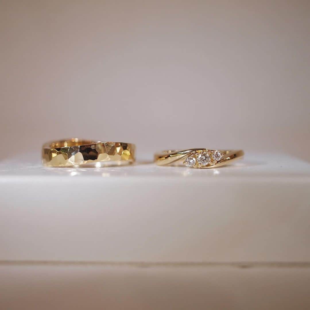 常岡康弘のインスタグラム：「K18YG / marriage ring. . マリッジリング(結婚指輪)です！  男性はリング幅を少し広めにして表面に叩き加工をいれ製作。 女性はダイヤモンドがより目立つようなデザインで特別感がでるよう製作💍 . #tsuneokajewelry#結婚指輪#マリッジリング#オーダーメイド#fukuoka#ジュエリー#ブライダル」