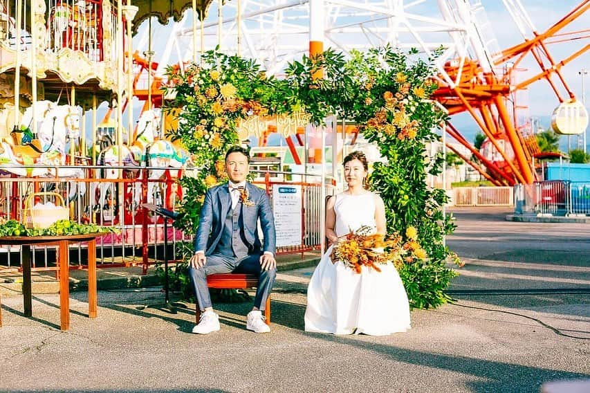 ARCH DAYS Weddingsさんのインスタグラム写真 - (ARCH DAYS WeddingsInstagram)「【今日のアルバム】BETTER TOGETHER﻿ ﻿ たくさんのゲストを招待し、みんなで楽しめるパーティーにしたいという思いから、会場に選んだのは地元魚津の遊園地。﻿ ﻿ ナイトパーティーで昼の遊園地とはひと味地合う大人の空間を楽しみながら、﻿ ﻿ 子供から大人までみんなで集まり、全員が楽しめるアットホームなウェディングに。﻿ ﻿ _ _ _ _ _ _ _ _ _ _ _ _ _ _ _ _ _ _﻿ ﻿ ﻿ Bride: @yeschanmai31﻿ Planner: 大島 康寛﻿ Photo by @matsuiphotos﻿ ﻿ ﻿ _ _ _ _ _ _ _ _ _ _ _ _ _ _ _ _ _ _﻿ ﻿ ﻿ ▽記事に飛ぶには﻿ ストーリーズからリンクをチェック﻿ ﻿ ﻿ -----﻿ ﻿ ﻿ DIYコラムのモデルになってくれる花嫁さんを大募集🤍﻿ ﻿ @archdays_weddings をフォロー＋ #archdays花嫁 をつけて投稿するだけで応募完了！﻿ ﻿ ARCH DAYSのプロフィールブックやウェルカムボードなど、DIYコラムのモデルさんとして、編集部からお声がけをさせていただきます💄﻿ ﻿ 沢山のご応募お待ちしています♩﻿ ﻿ ﻿ -----﻿ ﻿ ﻿ ▽ARCH DAYSトップページはこちらから☑️﻿ @archdays_weddings﻿ プロフィールのリンクから﻿ ﻿ ▽KIDS & BABYのパーティーアイディアはこちら☑️﻿ @archdays﻿ ﻿ ﻿ -----﻿ ﻿ ﻿ ARCH DAYSに会員機能ができました💁‍♀️﻿ ﻿ 気になる記事や写真をクリップして、もっと便利に！自分だけのページを作れます📎﻿ ﻿ また、会員登録をしてマイページからパートナーを招待すれば、2人でイメージを共有可能に♩﻿ ﻿ ﻿ -----﻿ #archdays #archdays_wedding #アーチデイズ #アーチデイズウェディング #富山結婚式 #富山花嫁 #富山プレ花嫁 #富山ウェディング #魚津 #魚津市 #北陸花嫁 #北陸プレ花嫁 #北陸ウェディング #北陸結婚式 #夜の遊園地 #ミラージュランド #屋外ウェディング #屋外結婚式 #屋外挙式 #アウトドアウェディング #アウトドアウエディング #セパレートドレス  #装花 #装花コーディネート #結婚式装花 #ウェディング装花 #プレ花嫁 #プレ花嫁2021 #卒花嫁﻿ -----」2月16日 18時20分 - archdays_weddings