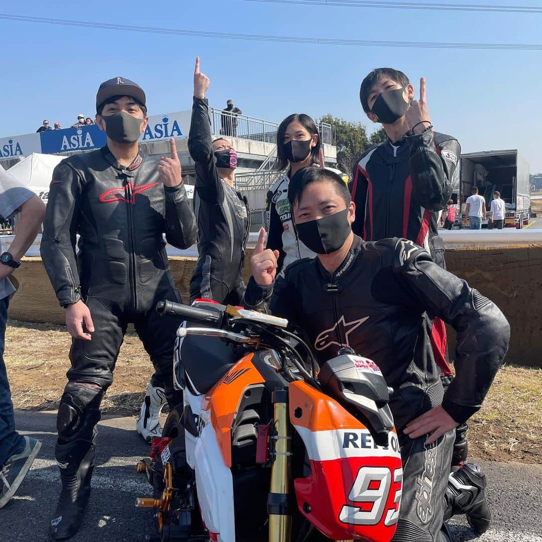 キャプテン★ザコのインスタグラム：「日曜日のレン耐つくばサーキットぶっ込み🏍 めっちゃ楽しかった👍 初めてだったから初心運転車講習も受けて、テスト走行して本番！ 一周1キロのコースでめっちゃ速い人と15秒位差をつけられてしまいました💦 まだまだですな😭  #筑波サーキットtc1000  #筑波サーキット #レン耐筑波4時間耐久  #gram  #HONDA #rgtc  #rgツーリングクラブ」