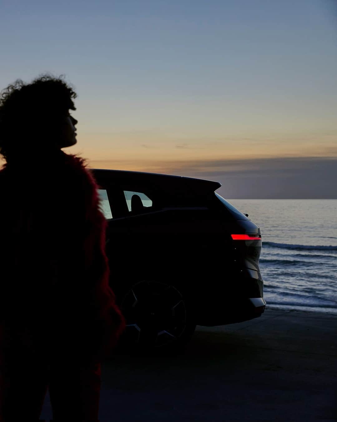BMWのインスタグラム：「Silhouettes of the future.  The first-ever BMW iX. #THEiX #BMW #iX #BMWi #BornElectric @bmwi」