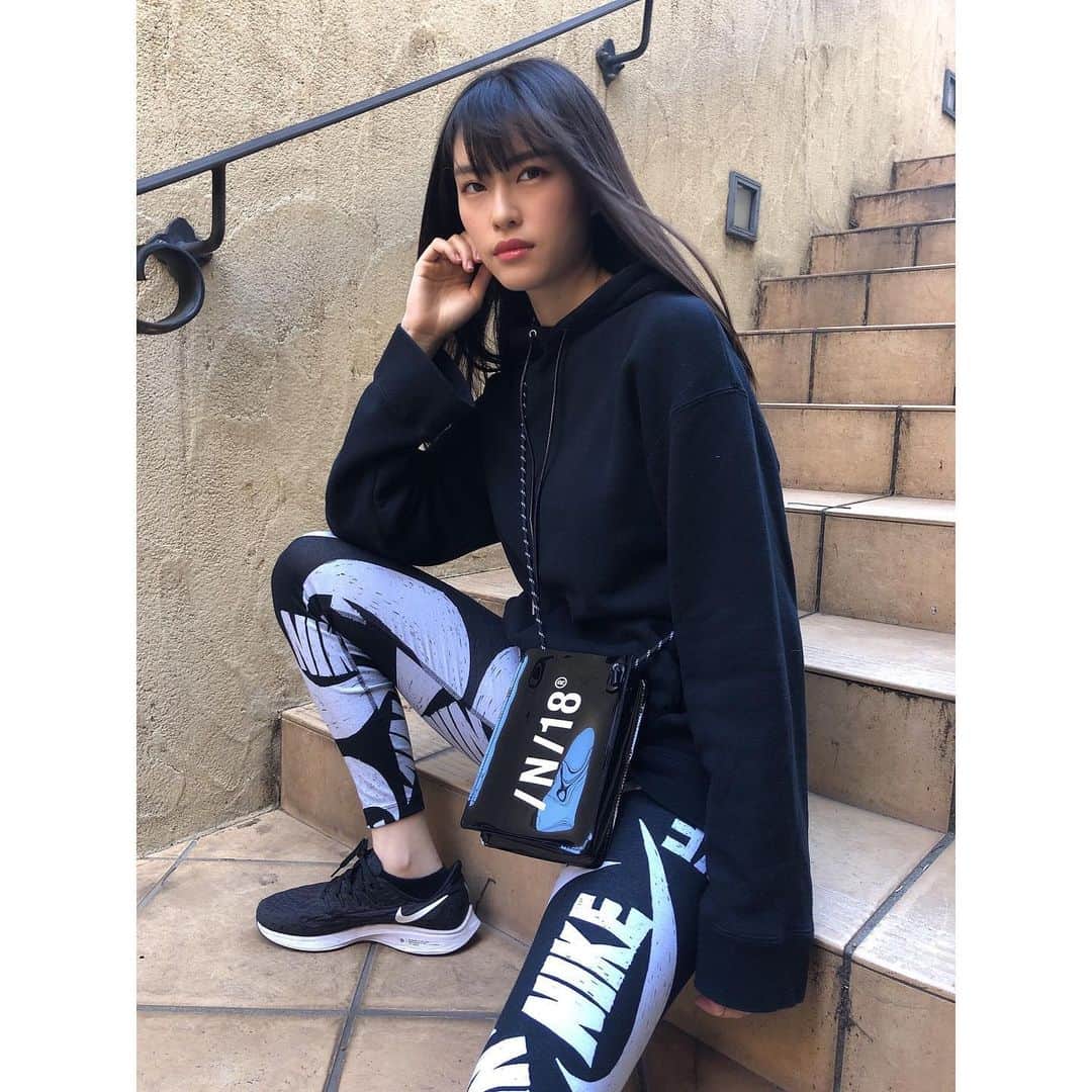 川崎琴之のインスタグラム：「このバッグ軽いしちょっと運動する時にも使いやすくていい😊  白黒コーデどう？？😉 ・ ・ #groundnace #ground_n_ace #グランダンエース #白黒コーデ #モデル #ファッション部 #ブラックホワイト #ブラックコーデ #ストリートファッション #bag #blackwhite #streetfashion #streetstyle  @ground_n_ace」