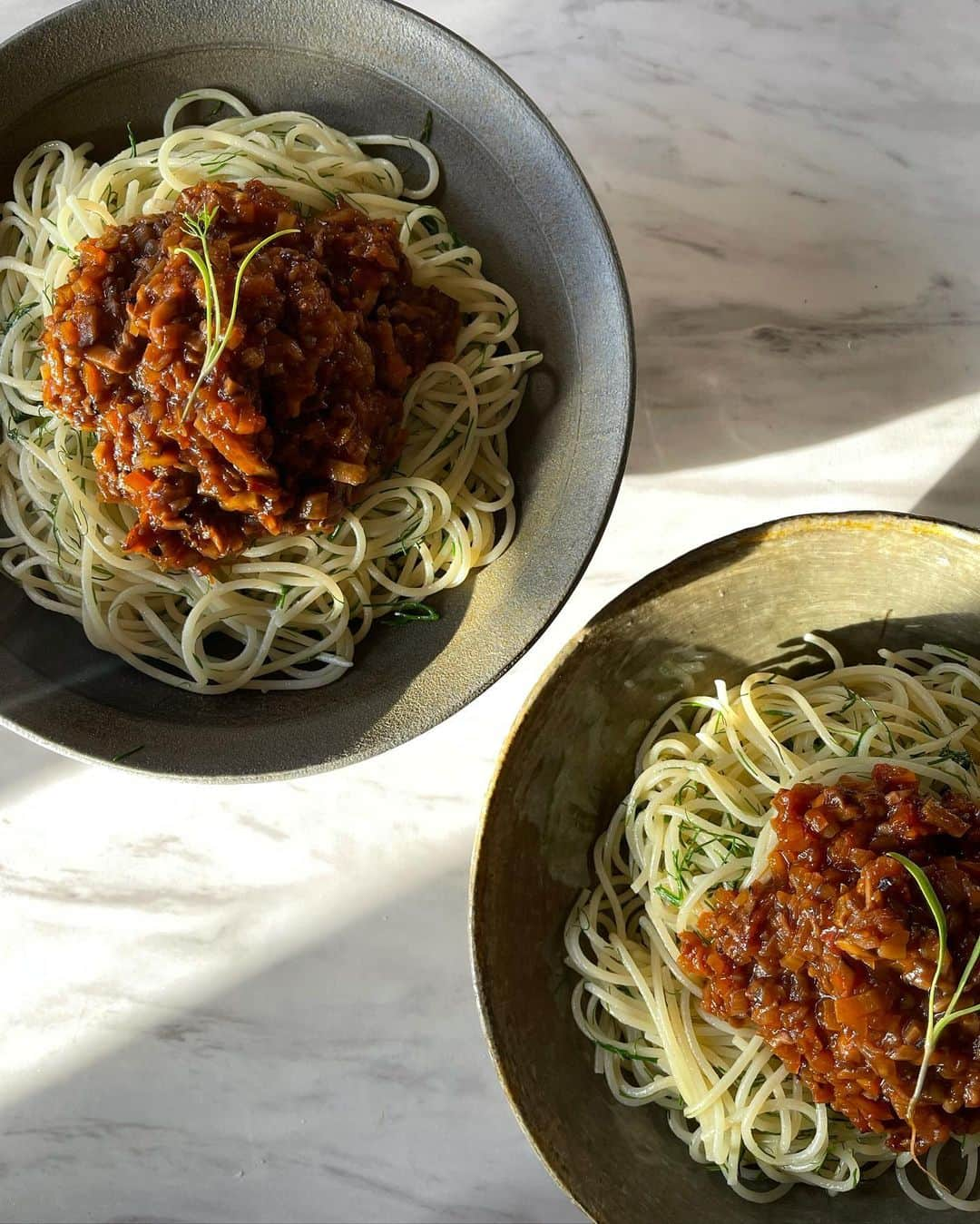 菊井亜希のインスタグラム：「fennel tomato pasta🍝  ベースとなるソフリットは、セロリの代わりにフローレンスフェンネルを。ミートの代わりにたっぷりのキノコをオイルでじっくり炒めたら、旨味が足りないなんて言わせない！ トマトソースを煮込む時は、ローリエとシナモンリーフを。スパイスはグローブとナツメグ・メースをプラス。甘味はプルーンエキス、コクは赤ワインと醤油。 茹で上がったパスタを、ココナッツオイルで炒めたら刻んだフェンネルの葉も加えて👩‍🍳  野菜界のQueenと呼ばれるフェンネルへの愛は 出会ってからずっと止まない。 女性に嬉しい効能も沢山ある事もさながら、 爽やかな中に甘くエキゾチックな香りがして、 今日もまた魅力的で美味しかった🍝  次はスライスしたフェンネルも一緒に炒めて和えてみよう。 #veagan #veaganrecipe」