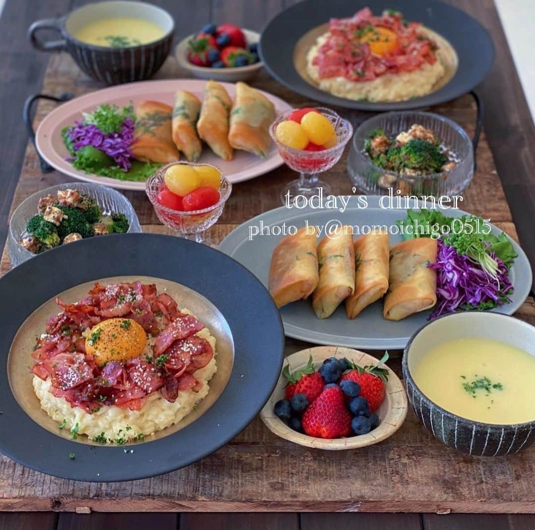 YASUKO TAKESUEのインスタグラム：「. こんばんは🥰💕. 今日の晩ごはん♬ . . 🌟カルボナーラ風リゾット 🌟サーモンとチーズと蓮根の春巻き. 🌟ブロッコリーとクリームチーズの 　　　　　　黒胡麻おかか和え 🌟カラートマトのマリネ 🌟コーンポタージュ 🌟苺 . .  #晩ごはん#晩ご飯#夜ごはん#よるごはん#夕食#おうちごはん#お家ご飯#うちご飯#おうちご飯lover#おうちご飯記録#食卓#手料理#手作りご飯#料理写真#器好き#器集め#献立#家庭料理#food #foodpic#foodstagram#food photography#followme #instagood」