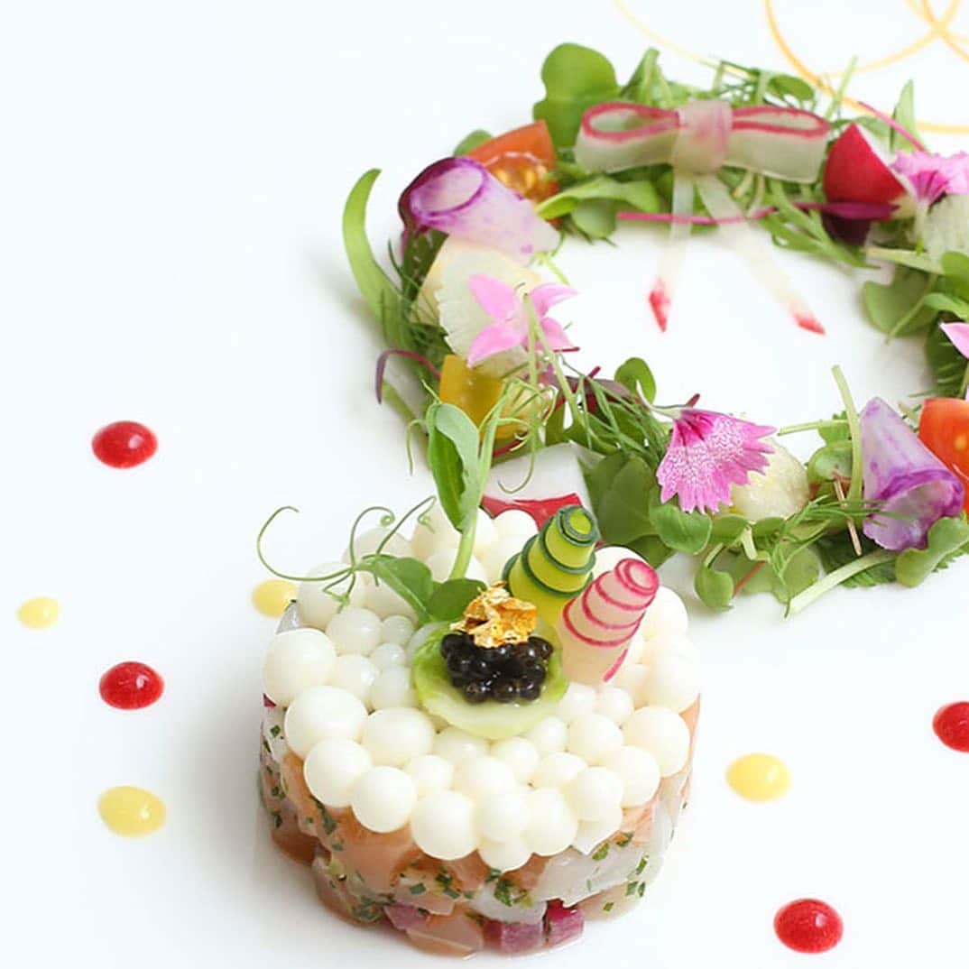 The Peninsula Tokyo/ザ・ペニンシュラ東京さんのインスタグラム写真 - (The Peninsula Tokyo/ザ・ペニンシュラ東京Instagram)「特製スイーツ試食＆フラワーコーディネート見学付きブライダル相談会を2月27日（土）、28日（日）に開催します！💍スイーツのご試食や結婚式のご相談はゲストルームで行いますのでぜひ。🍰 旬の装花が施された会場やチャペルもご案内いたします。ご希望者には、ザ・ペニンシュラ東京自慢のウェディングメニューもご試食（有料）いただけます。詳しくは、公式サイトまで♪」2月16日 18時27分 - thepeninsulatokyo
