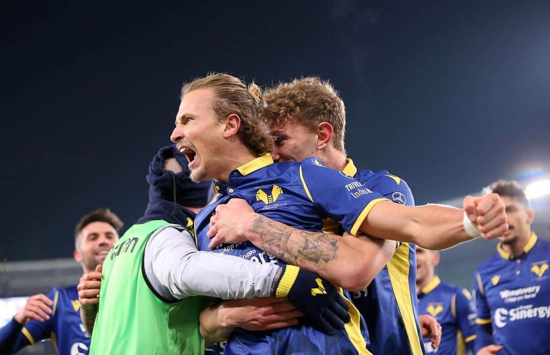 ステファノ・ストゥラーロのインスタグラム：「Bella reazione di squadra e tre punti pesanti! GRANDI! 👏🏼💛💙 #ForzaHellas @hellasveronafc @seriea」