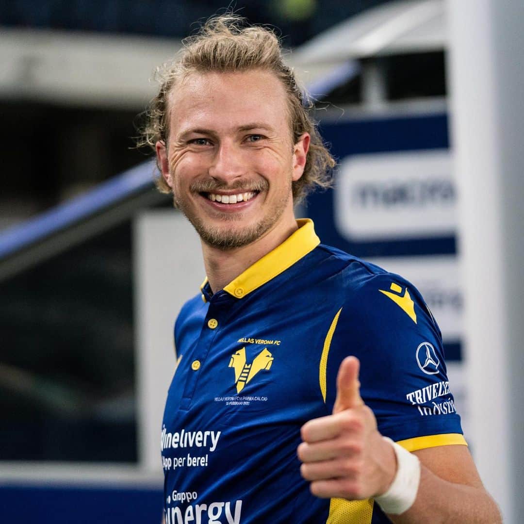 エラス・ヴェローナFCのインスタグラム：「Quando ti svegli a quota 3️⃣3️⃣ 👍🟨🟦  #DaiVerona #Barak #VeronaParma #smile」
