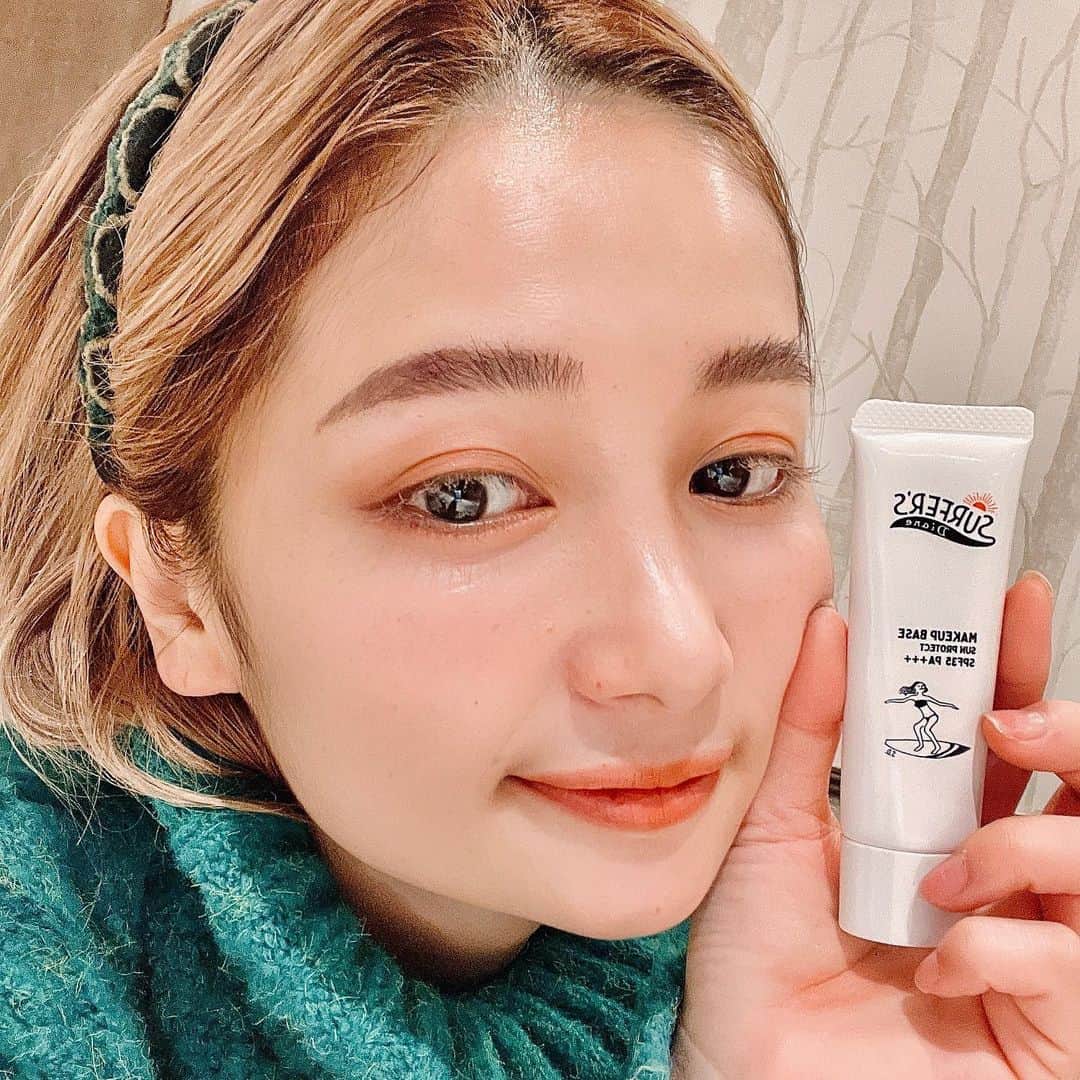チアコマのインスタグラム：「﻿ この時期の乾燥ってホンマ悩むよね、、、﻿ 日々マスク生活でまたまためっちゃ乾燥するし﻿ そもそも肌が弱い😭けど、﻿ 紫外線が気になる！って方に﻿ オススメしたいサーファーズダイアンの日焼け止め♡﻿ ﻿ ノンケミカルやからケミカルと違って﻿ 紫外線吸収剤がはいっていないよー♡﻿ この紫外線吸収剤がはいってるケミカルのものは紫外線のエネルギーを吸収するから、敏感肌にとって刺激になることがあるんやぁ😭﻿ 敏感肌の方には紫外線散乱剤（ノンケミカル）の日やけ止めがオススメ♡﻿ ﻿ ちなみに、コロナ禍でマスクでも荒れる上に﻿ たまにはファンデ休めたいな！って方には﻿ この下地めっちゃオススメ！﻿ ワントーン上がるししっとりしてるから﻿ ワタシは2日に一回はこの下地のみで生活してる❤️﻿ ﻿ 肌荒れや乾燥が気になる方、﻿ 是非トライして欲しい♡！﻿ ﻿ マツモトキヨシとココカラファインで購入できるよー🧚🏼‍♀️❤️﻿ ﻿ ﻿ ﻿ ﻿ #サーファーズダイアン #日焼け止め　#日焼け止めクリーム　#ノンケミカル処方　#ノンケミカル日焼け止め　#ノンケミカルUV #敏感肌　#化粧下地　#ワンマイルメイク﻿ #PR」