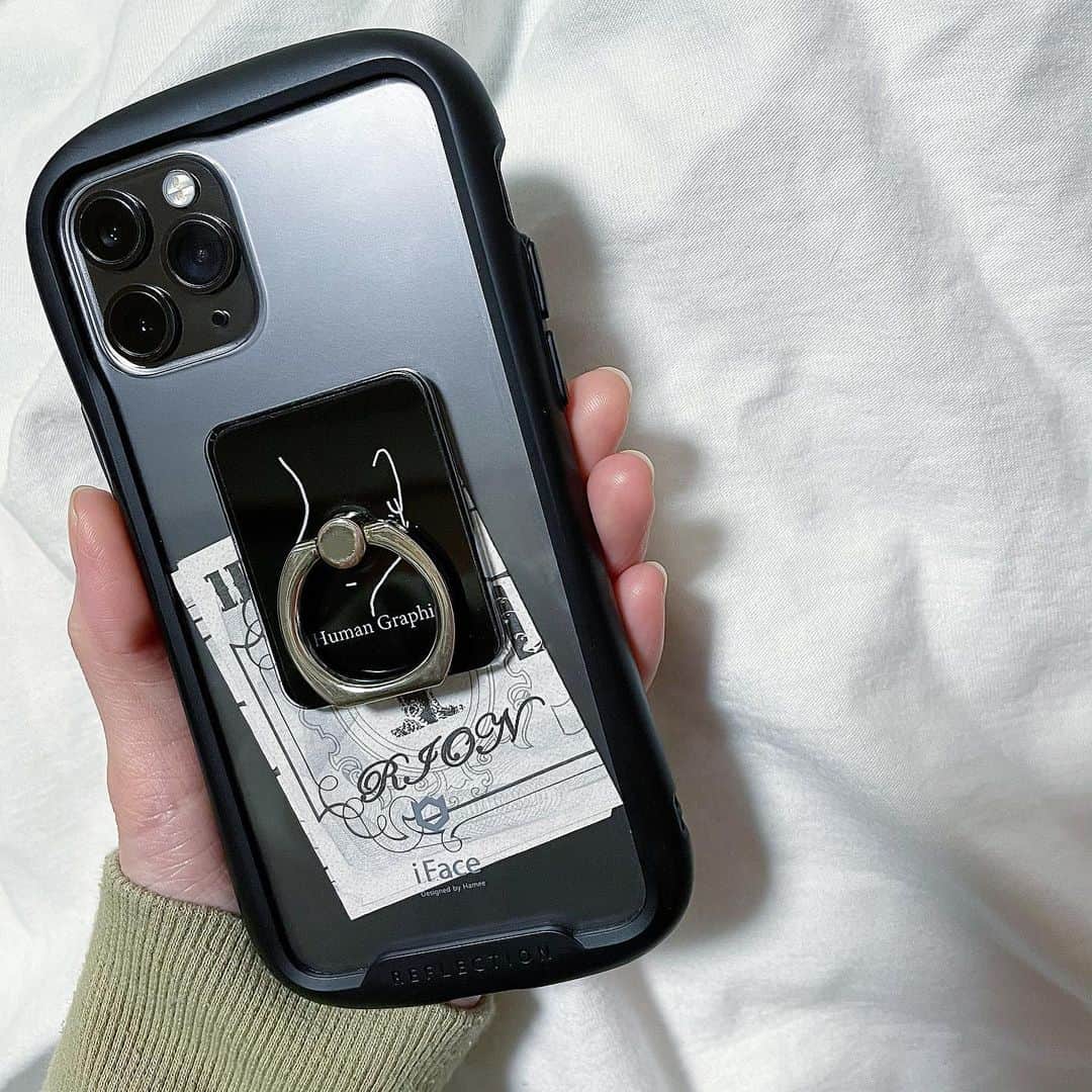 富久美玲のインスタグラム：「_ . 質問が多かったので載せます！！！ . 11📱にしてからのiPhoneケースは クリアタイプのiFaceです＼(^o^)／ . きっと中に入ってるのは何なのかと 聞かれると思いますがw 当ててみて下さい💡分かります？ . #iphoneケース」