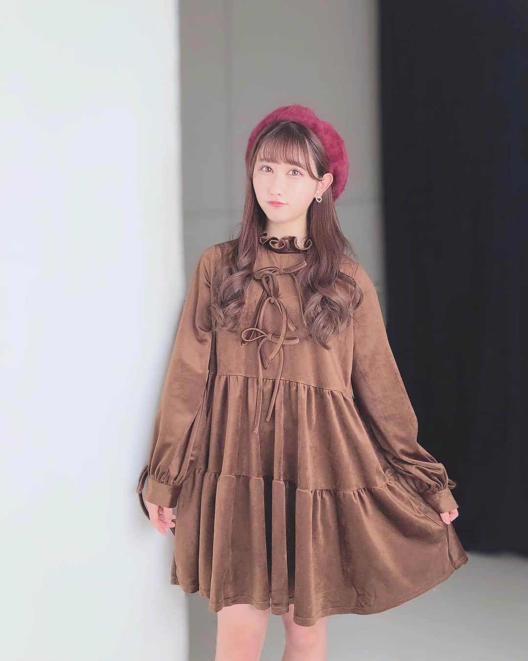 山本杏奈のインスタグラム：「🍫❤️🍫  生写真のオフショット〜  いつもかわいいお洋服を着させて頂けて。 かわいいアクセサリーも身につけて。  幸せです💝」