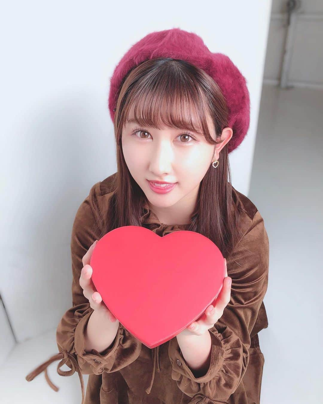 山本杏奈さんのインスタグラム写真 - (山本杏奈Instagram)「🍫❤️🍫  生写真のオフショット〜  いつもかわいいお洋服を着させて頂けて。 かわいいアクセサリーも身につけて。  幸せです💝」2月16日 18時33分 - yamamoto_anna_